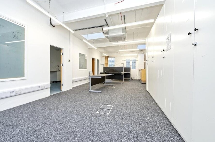 64 Rochester Pl, London for lease - Building Photo - Image 2 of 5