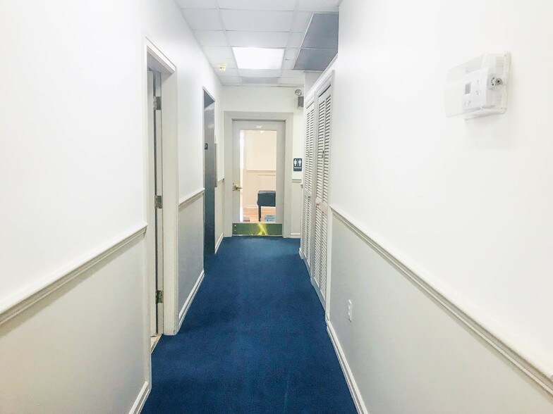 7 E Silver Springs Blvd, Ocala, FL for lease - Interior Photo - Image 2 of 14