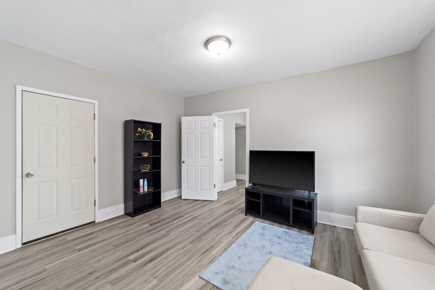 11118 Clifton Blvd, Cleveland, OH for sale - Interior Photo - Image 3 of 43