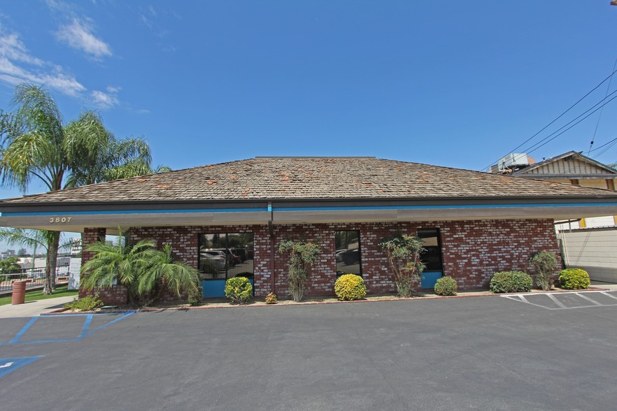 3807 Union Ave, Bakersfield, CA for lease - Building Photo - Image 1 of 26