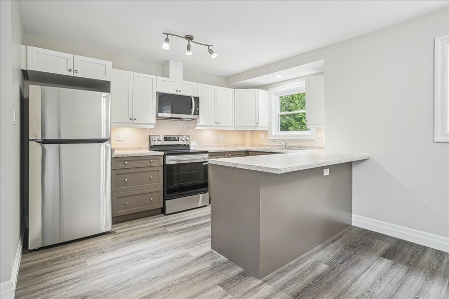 38 Viewpoint Av, Hamilton, ON for sale - Primary Photo - Image 1 of 22