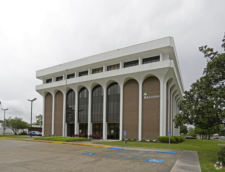 916 S Burnside Ave, Gonzales, LA for lease - Primary Photo - Image 1 of 4