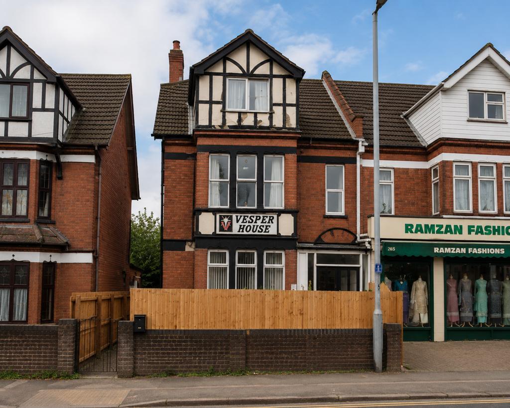 261 Dunstable Rd, Luton for lease Primary Photo- Image 1 of 2