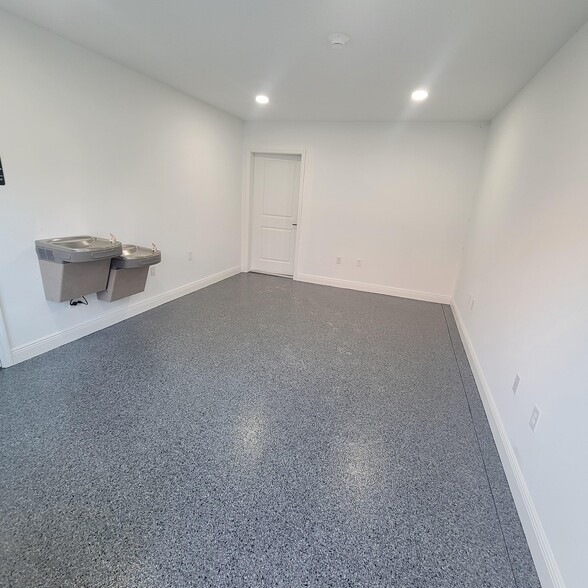 2011 Commerce Lakes Dr, Port Saint Lucie, FL for lease - Building Photo - Image 3 of 6