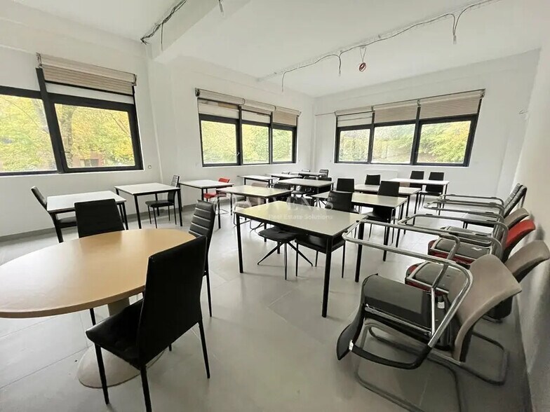 Office in Champs-sur-Marne for lease - Interior Photo - Image 3 of 12