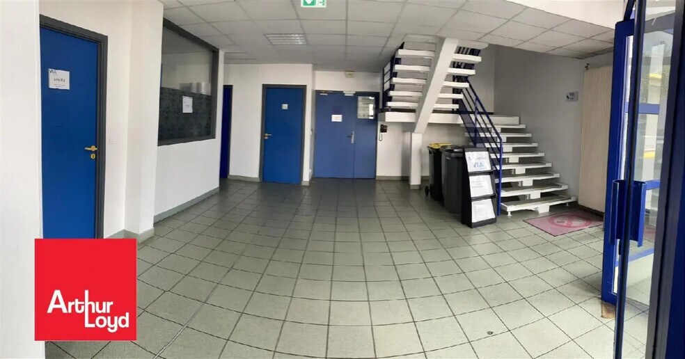 Office in Le Coudray for lease - Interior Photo - Image 2 of 5