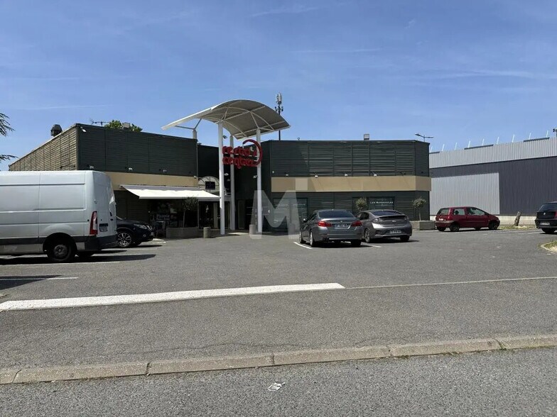 Retail in Villejust for lease - Building Photo - Image 1 of 6