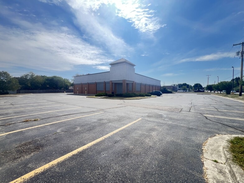 900 Union Blvd, Englewood, OH for lease - Building Photo - Image 1 of 14