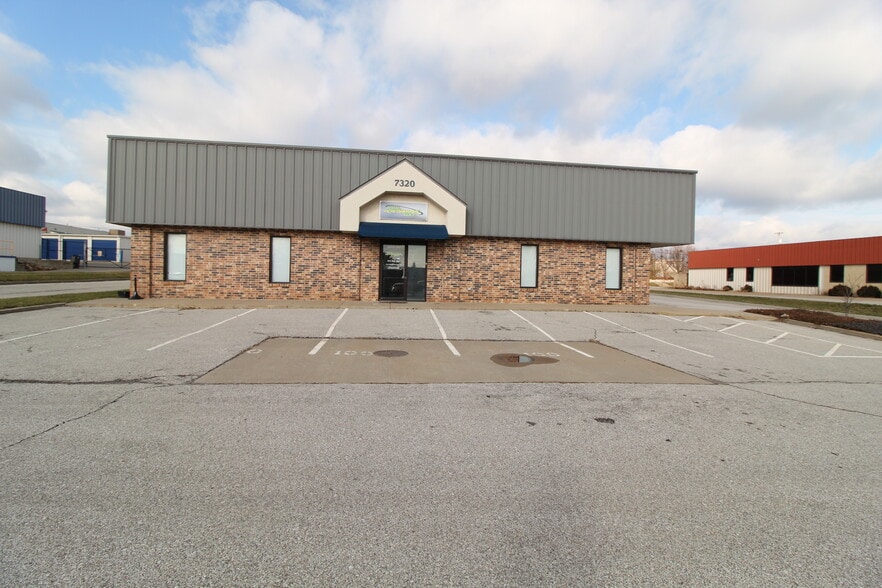 7320 W 162nd St, Overland Park, KS for lease - Primary Photo - Image 1 of 15