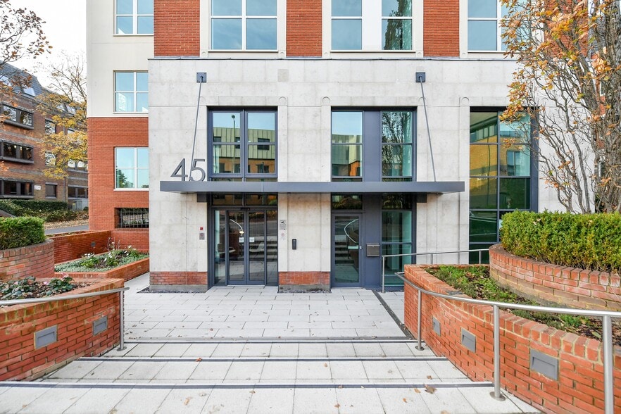 45 London Rd, Reigate for lease - Building Photo - Image 2 of 12