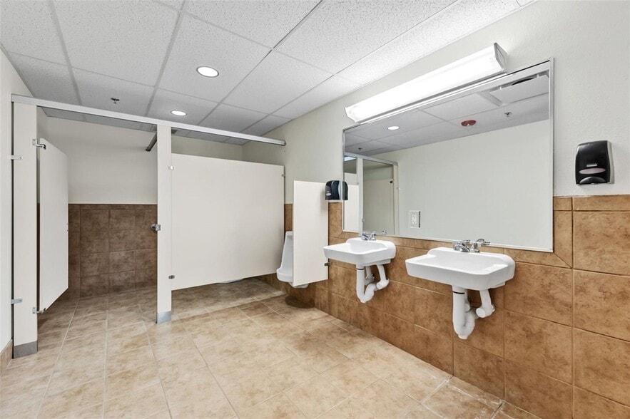 Suites 101 & 102 portfolio of 2 properties for sale on LoopNet.com - Building Photo - Image 3 of 37