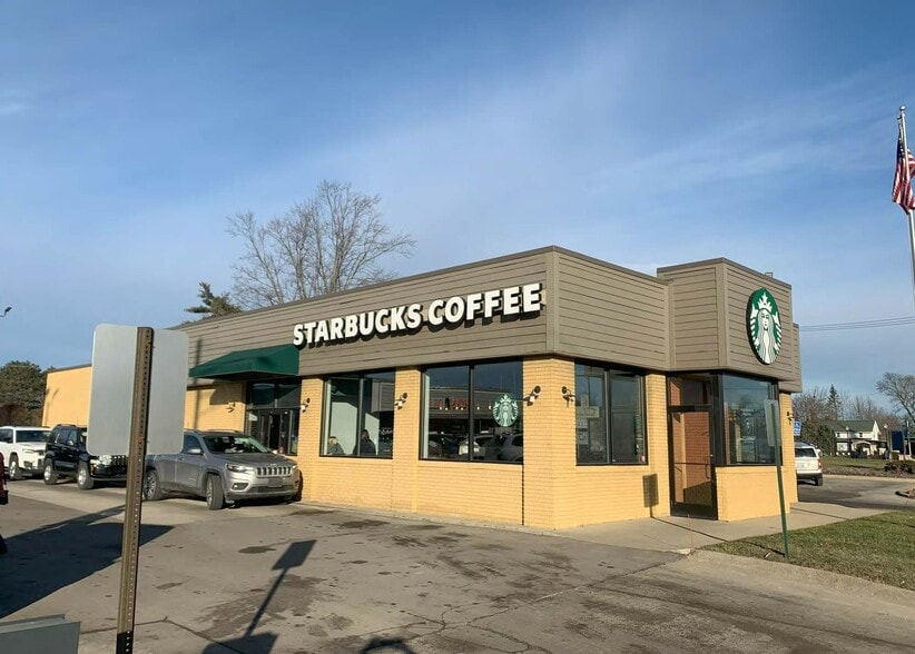 Starbucks and Development Land portfolio of 2 properties for sale on LoopNet.com - Building Photo - Image 2 of 8
