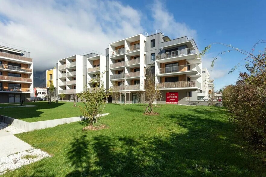 Retail in Crolles for sale - Building Photo - Image 1 of 7