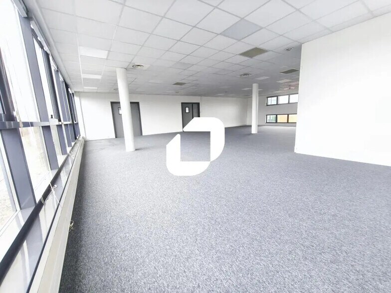 Office in Créteil for lease - Interior Photo - Image 3 of 15