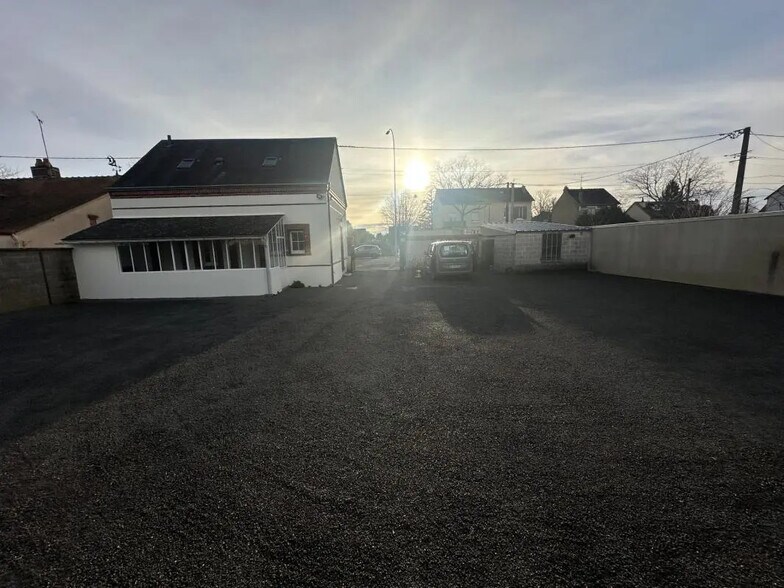 Retail in Luisant for lease - Building Photo - Image 3 of 15