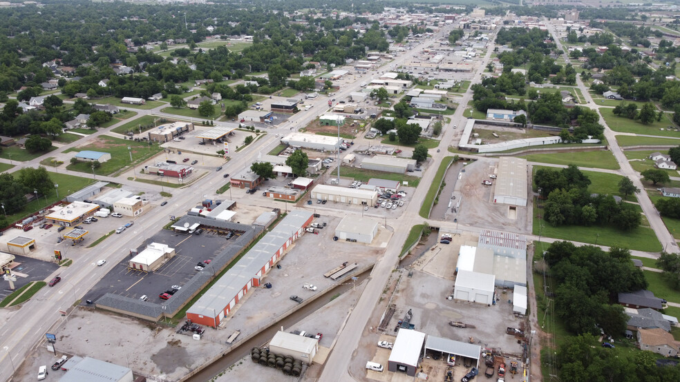 1301 S 3rd St, Chickasha, OK for lease - Building Photo - Image 3 of 30