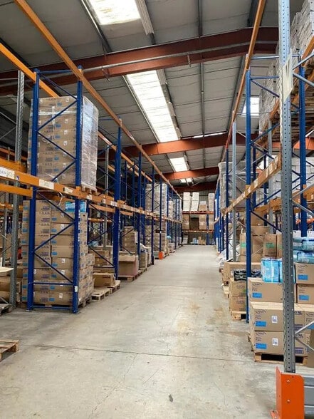 Office/Retail in Rousset for lease - Interior Photo - Image 1 of 4