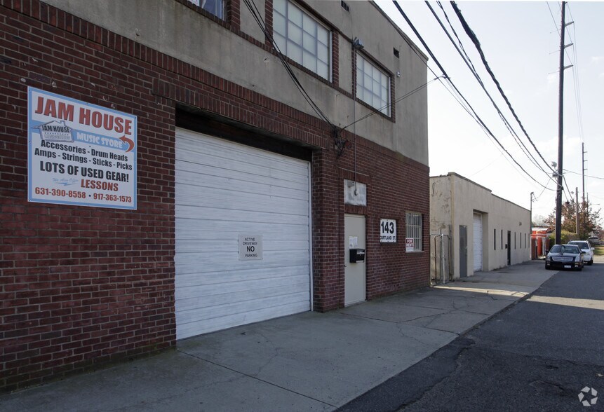 141-143 Cortland St, Lindenhurst, NY for sale - Building Photo - Image 1 of 1