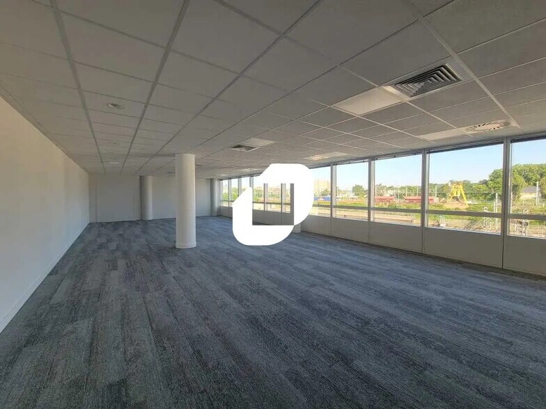 Office in Massy for lease - Interior Photo - Image 2 of 6