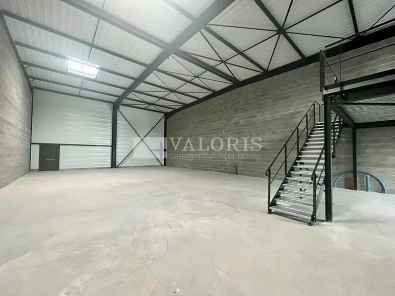 Flex in Saint-Vulbas for sale - Building Photo - Image 2 of 15