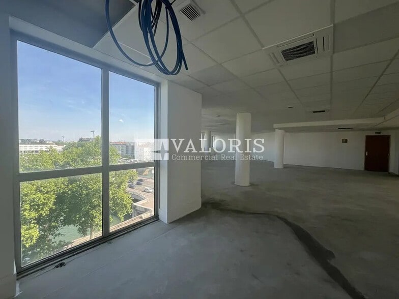 Office in Lyon for lease - Interior Photo - Image 2 of 12