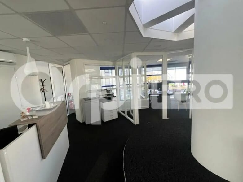 Office in La Rochelle for sale - Interior Photo - Image 2 of 3