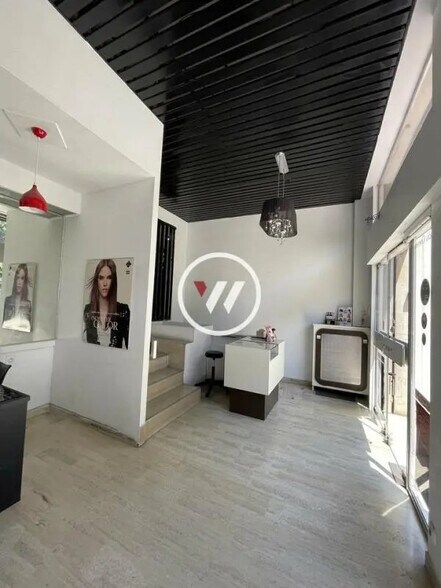 Retail in Marseille for sale - Interior Photo - Image 3 of 5