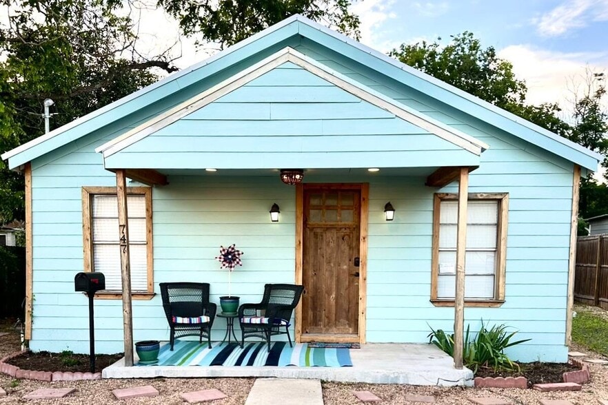 747 Oasis St, New Braunfels, TX for sale - Building Photo - Image 2 of 18