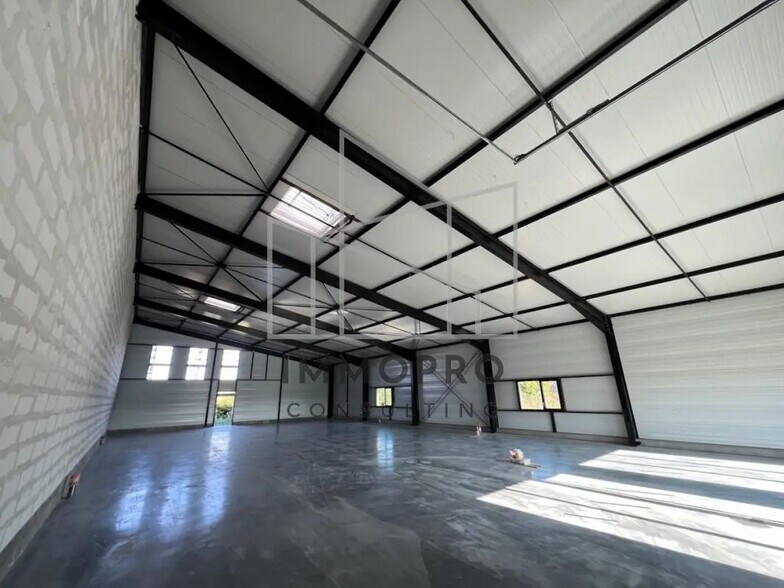 Flex in Isneauville for lease - Interior Photo - Image 2 of 4