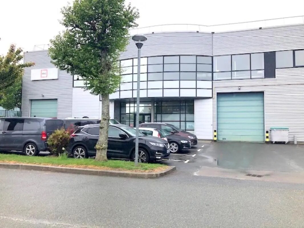 Flex in Élancourt for lease Building Photo- Image 1 of 12