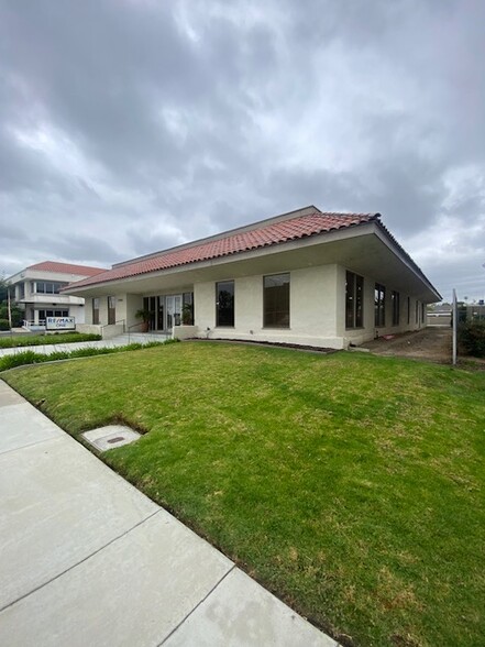 17561 17th St, Tustin, CA for sale - Primary Photo - Image 1 of 19