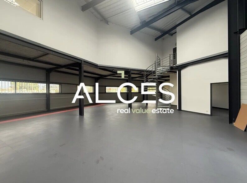 Flex in Mérignac for lease - Interior Photo - Image 1 of 5