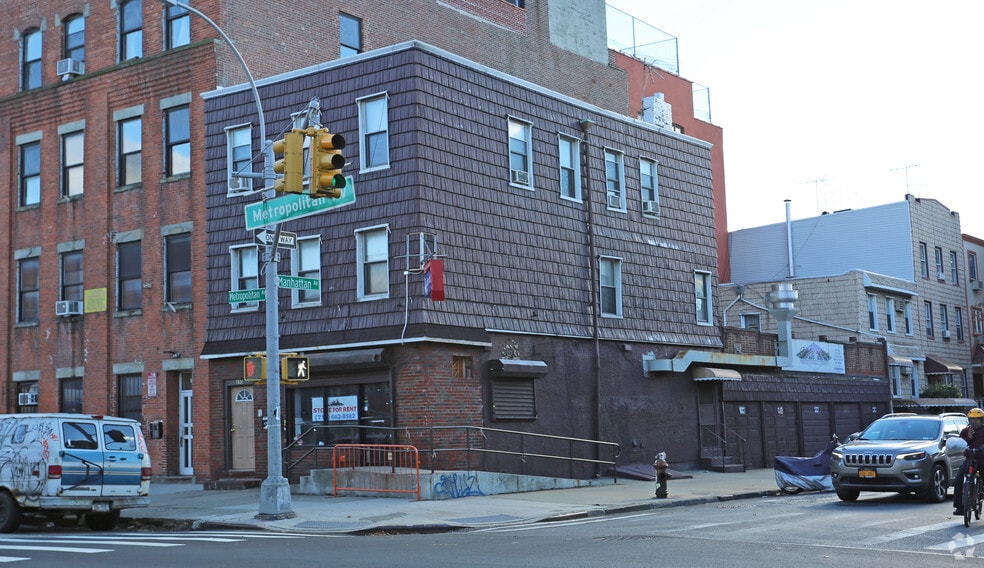 690 Metropolitan Ave, Brooklyn, NY for lease - Primary Photo - Image 1 of 4
