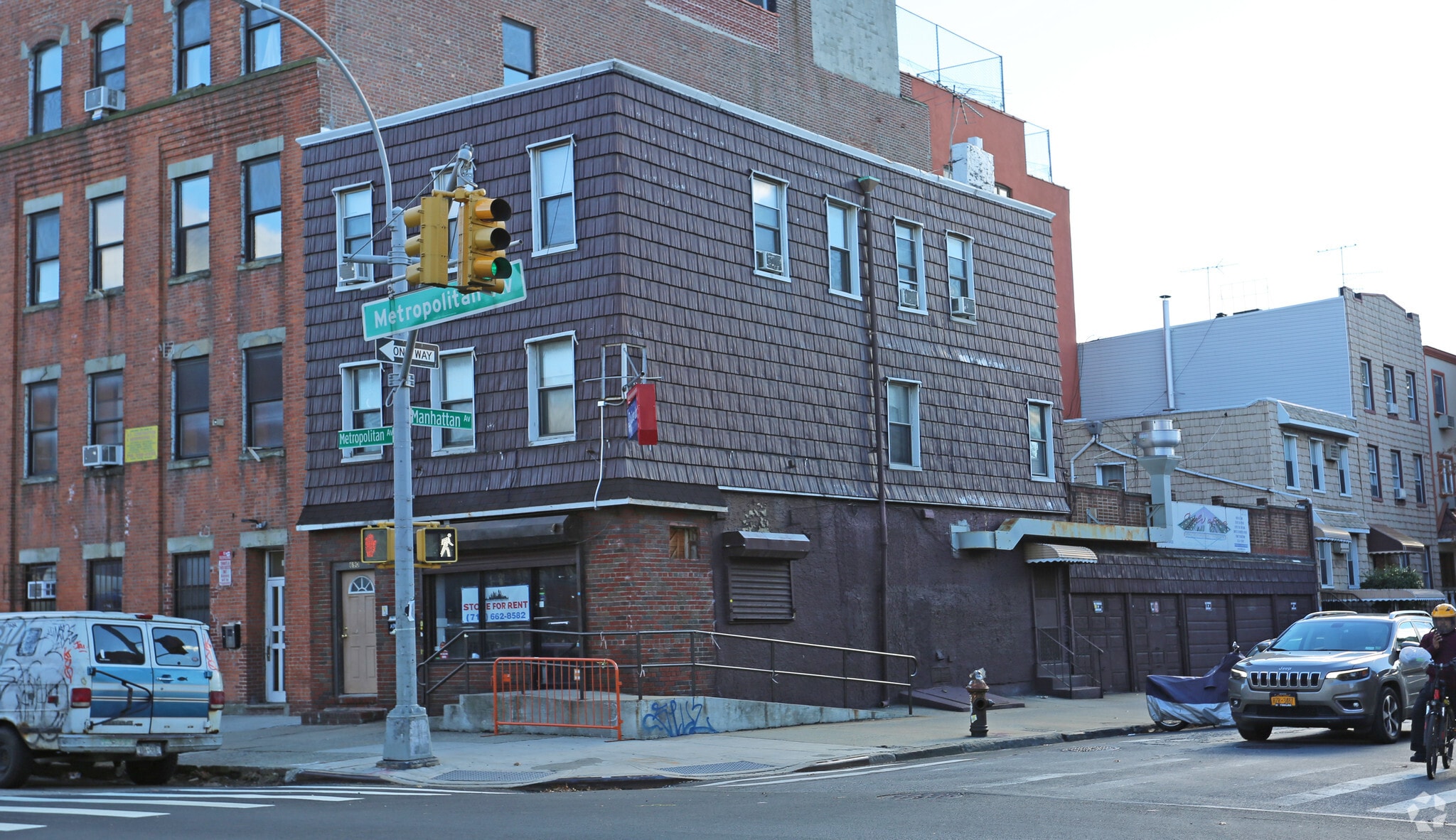 690 Metropolitan Ave, Brooklyn, NY for lease Primary Photo- Image 1 of 5