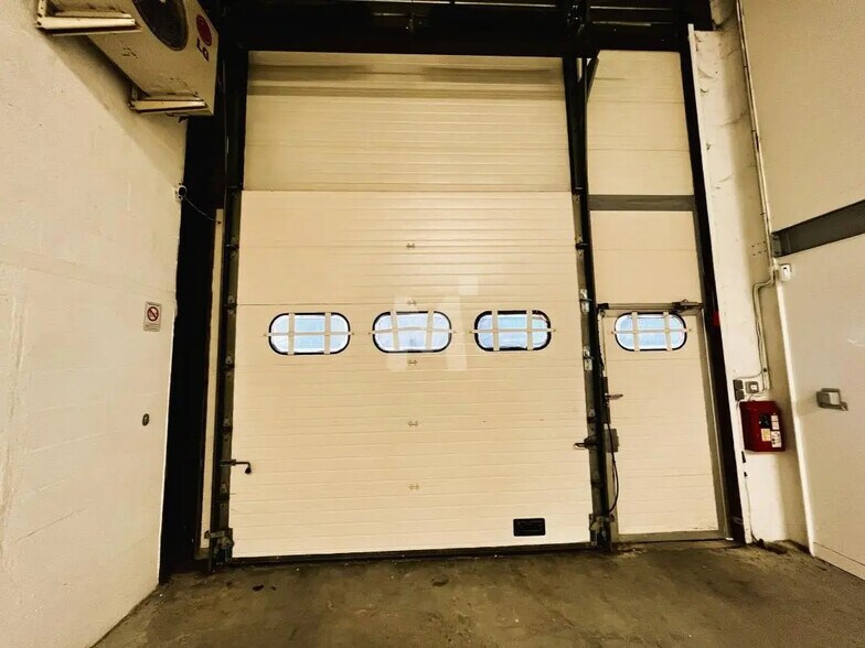 Flex in Lisses for lease - Interior Photo - Image 3 of 9