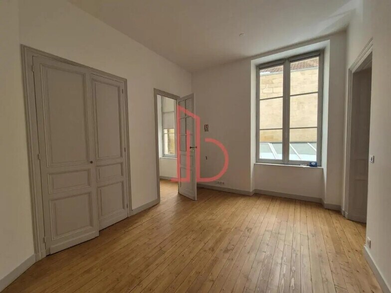 Office in Bordeaux for lease - Interior Photo - Image 3 of 5