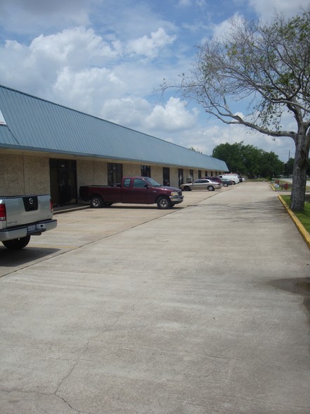 14201-14227 Aston St, Houston, TX for lease - Building Photo - Image 3 of 6