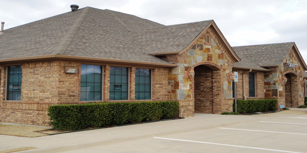 1312 Norwood Dr, Bedford, TX for lease - Primary Photo - Image 1 of 29