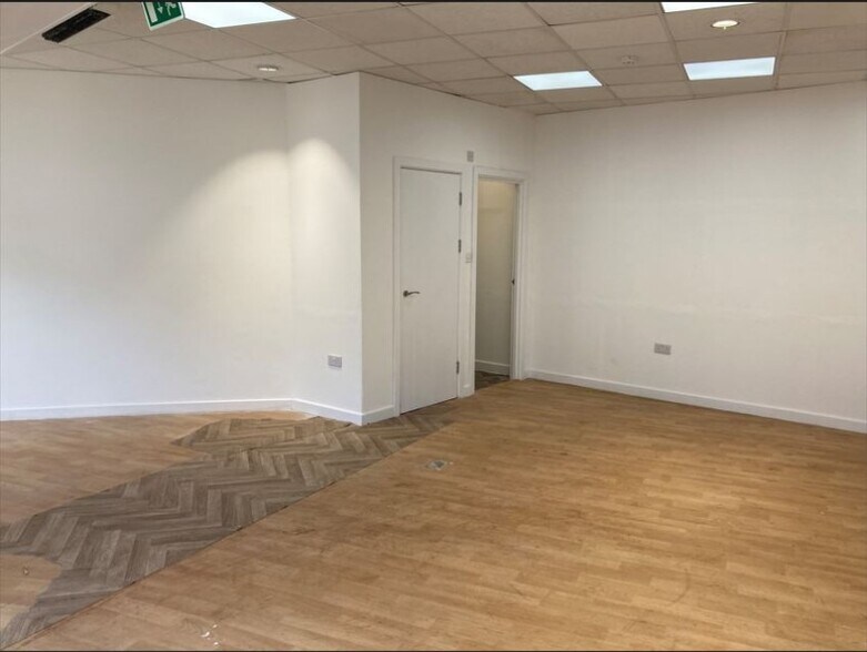 26 High Street, Leatherhead for lease - Interior Photo - Image 2 of 2