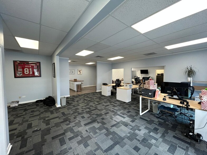 7801-7855 Gross Point Rd, Skokie, IL for lease - Building Photo - Image 3 of 4