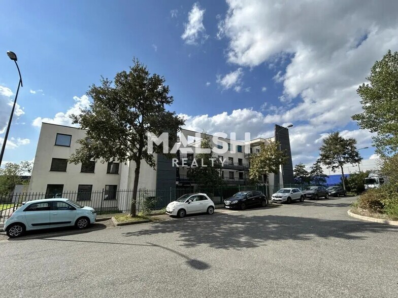 Office in Brignais for lease - Building Photo - Image 2 of 7