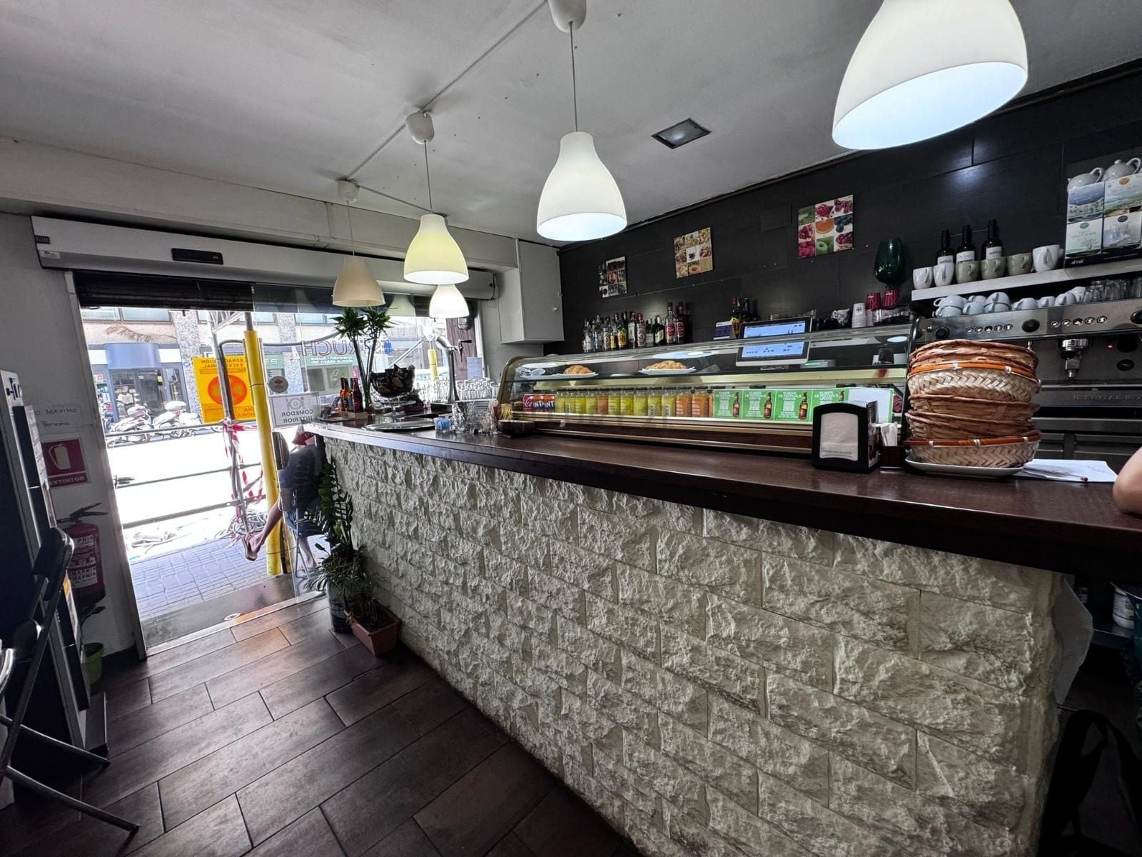 Retail in Barcelona, Barcelona for lease Interior Photo- Image 1 of 12