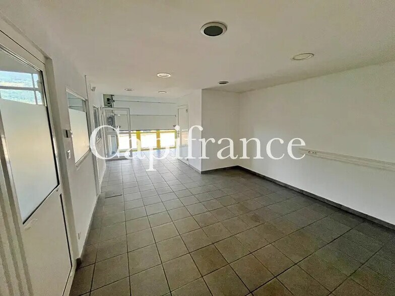 Retail in Embrun for lease - Interior Photo - Image 2 of 2