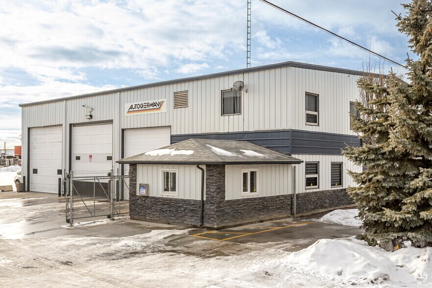 15227 119th Ave NW, Edmonton, AB for sale - Primary Photo - Image 1 of 1