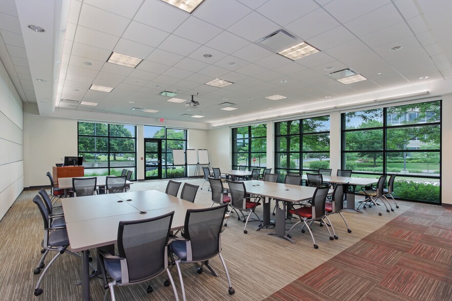 1905 W Field Ct, Lake Forest, IL for lease - Interior Photo - Image 3 of 3