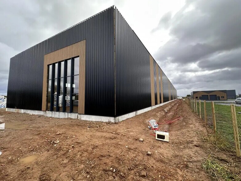 Industrial in Chambray-lès-Tours for lease - Building Photo - Image 3 of 10