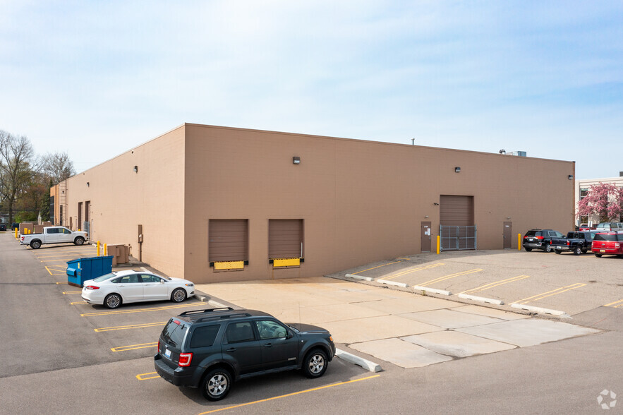 37564-37584 Amrhein Rd, Livonia, MI for lease - Building Photo - Image 2 of 10