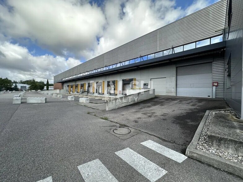 Office in Miribel for lease - Building Photo - Image 3 of 3