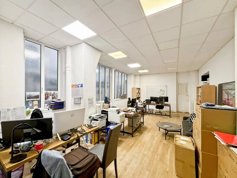 Office in Paris for lease - Building Photo - Image 1 of 4