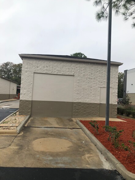 6017 W Linebaugh Ave, Tampa, FL for lease - Building Photo - Image 2 of 8